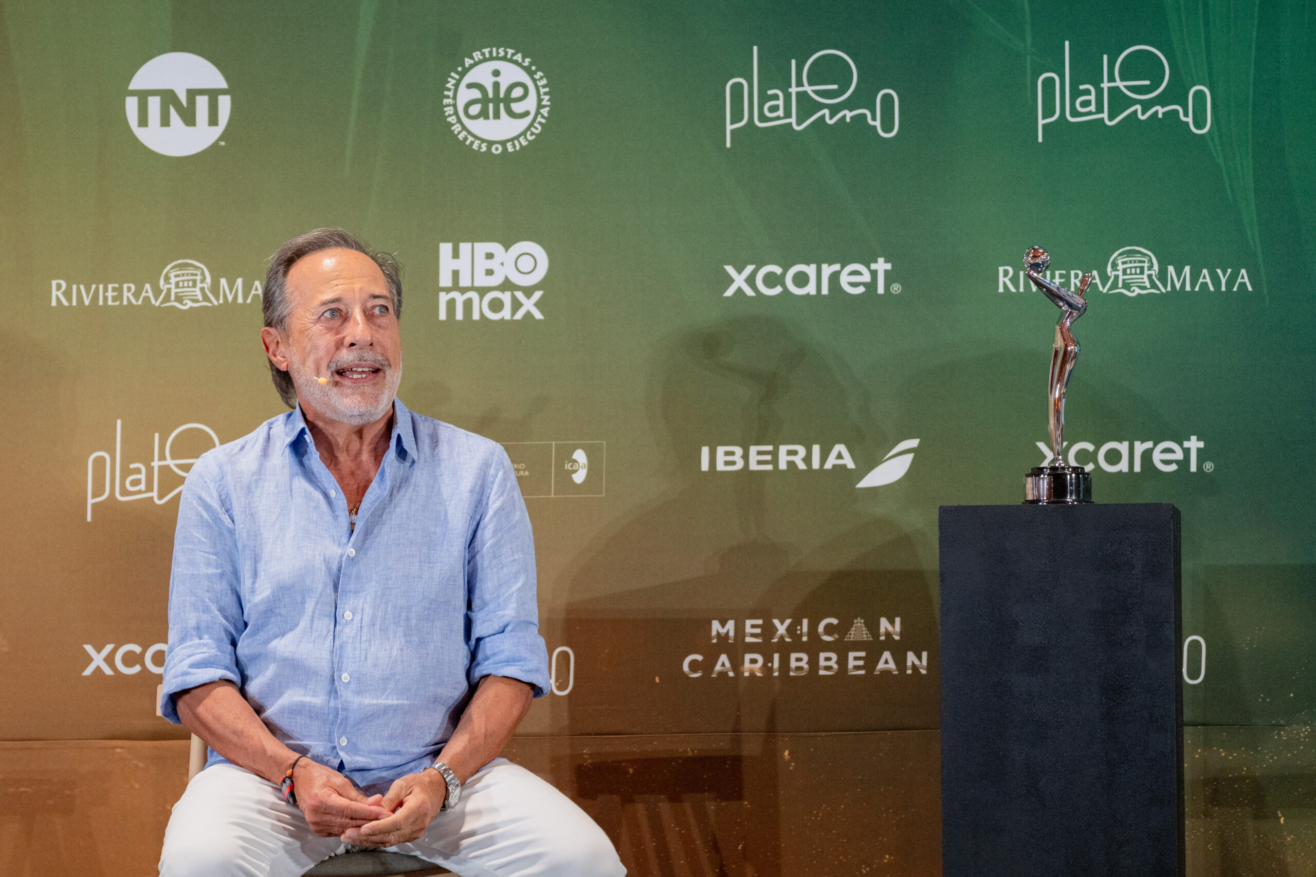 Guillermo Francella agradece el galardón de Honor de Premios PLATINO Xcaret 2026.