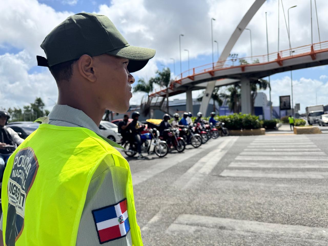 DIGESETT implementa ubicación de agentes en las cuatro esquinas de intersecciones para fortalecer la seguridad vial .