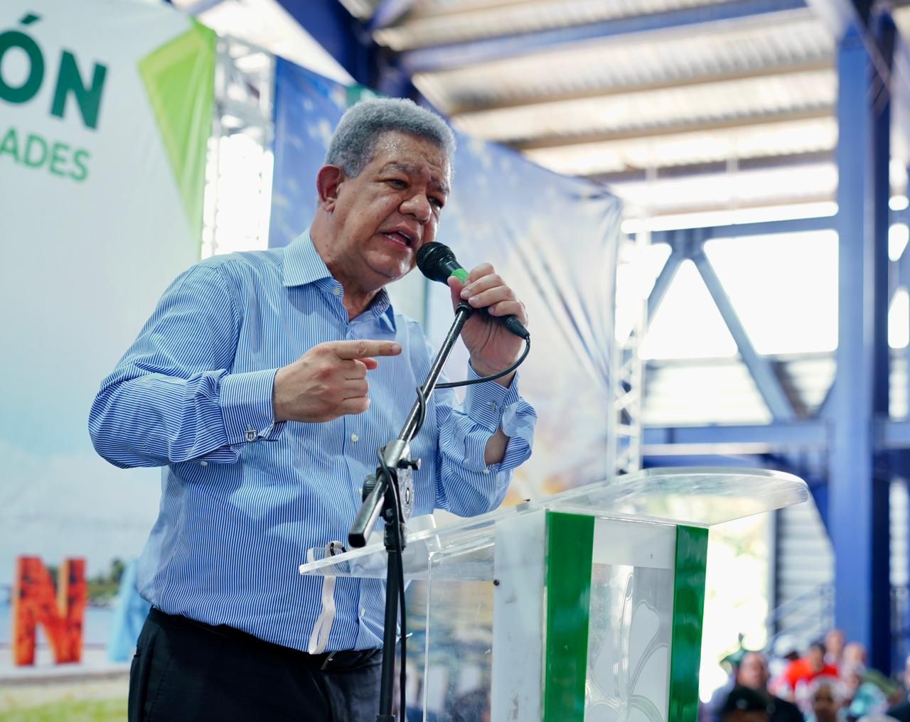 Leonel denuncia intimidación y chantaje del gobierno.