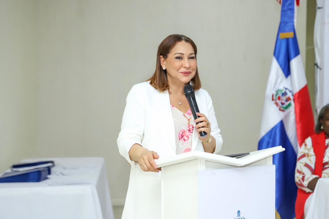 Supérate y Conape habilitan más de 70 personas cuidadoras de personas adultas mayores en Azua .