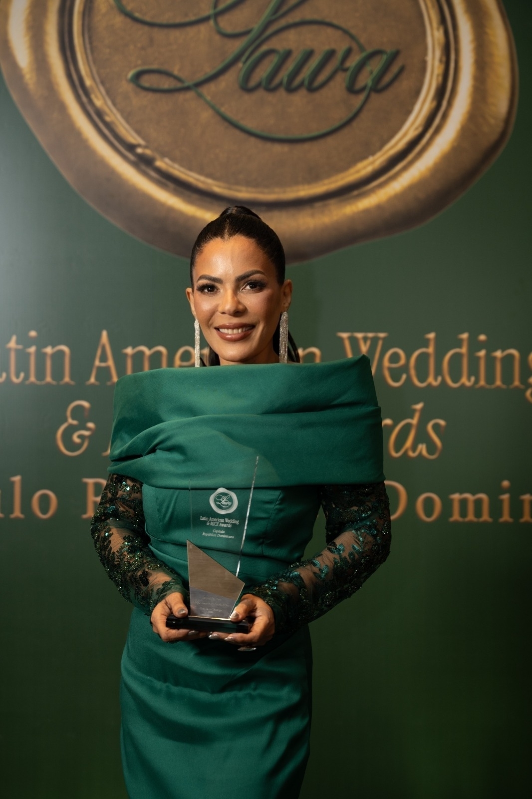 Raquel Cabrera se alza con el galardón Mejor Maestra de Ceremonias.