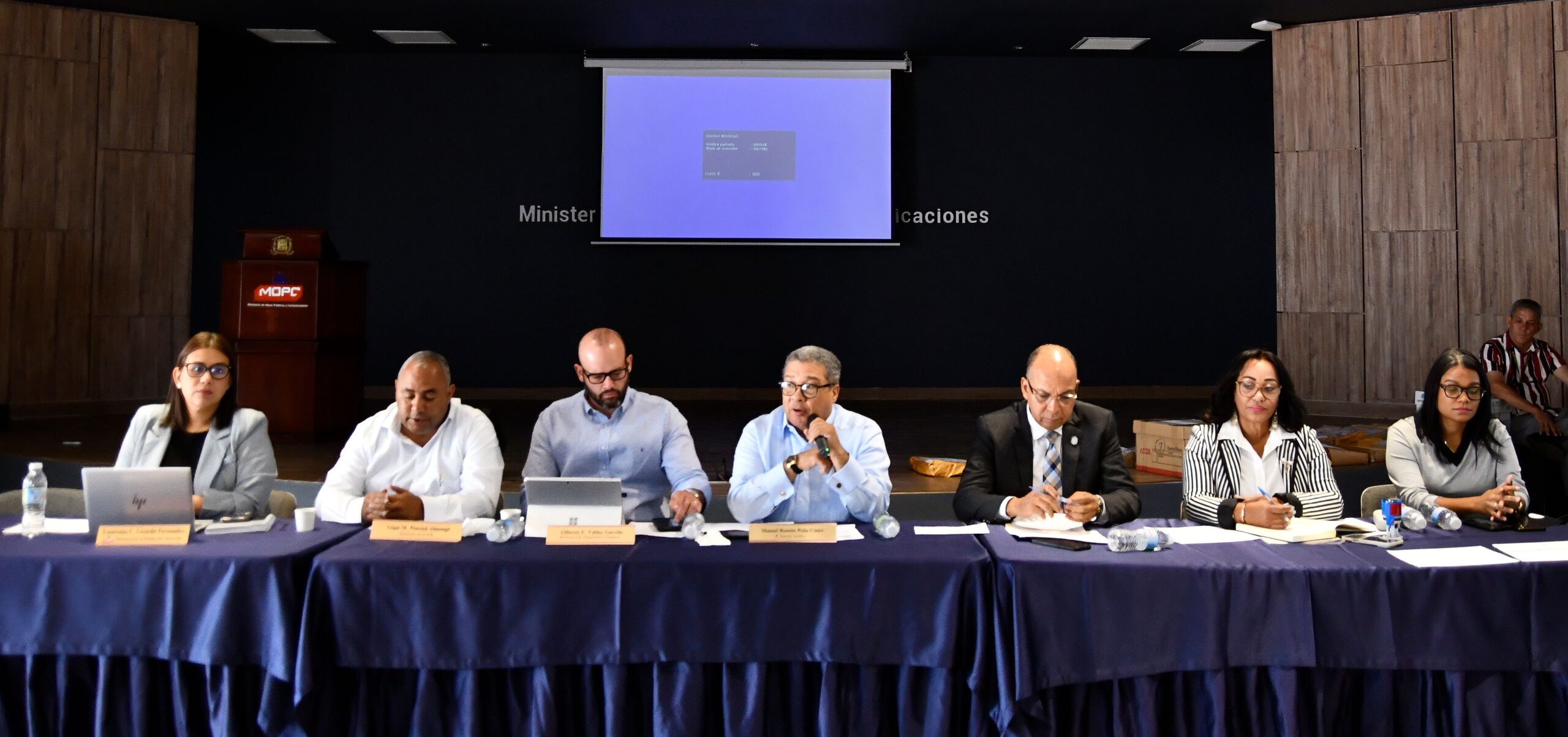 MOPC apertura ofertas económicas Sobre B para licitar construcción de carretera en municipio de Villa Riva