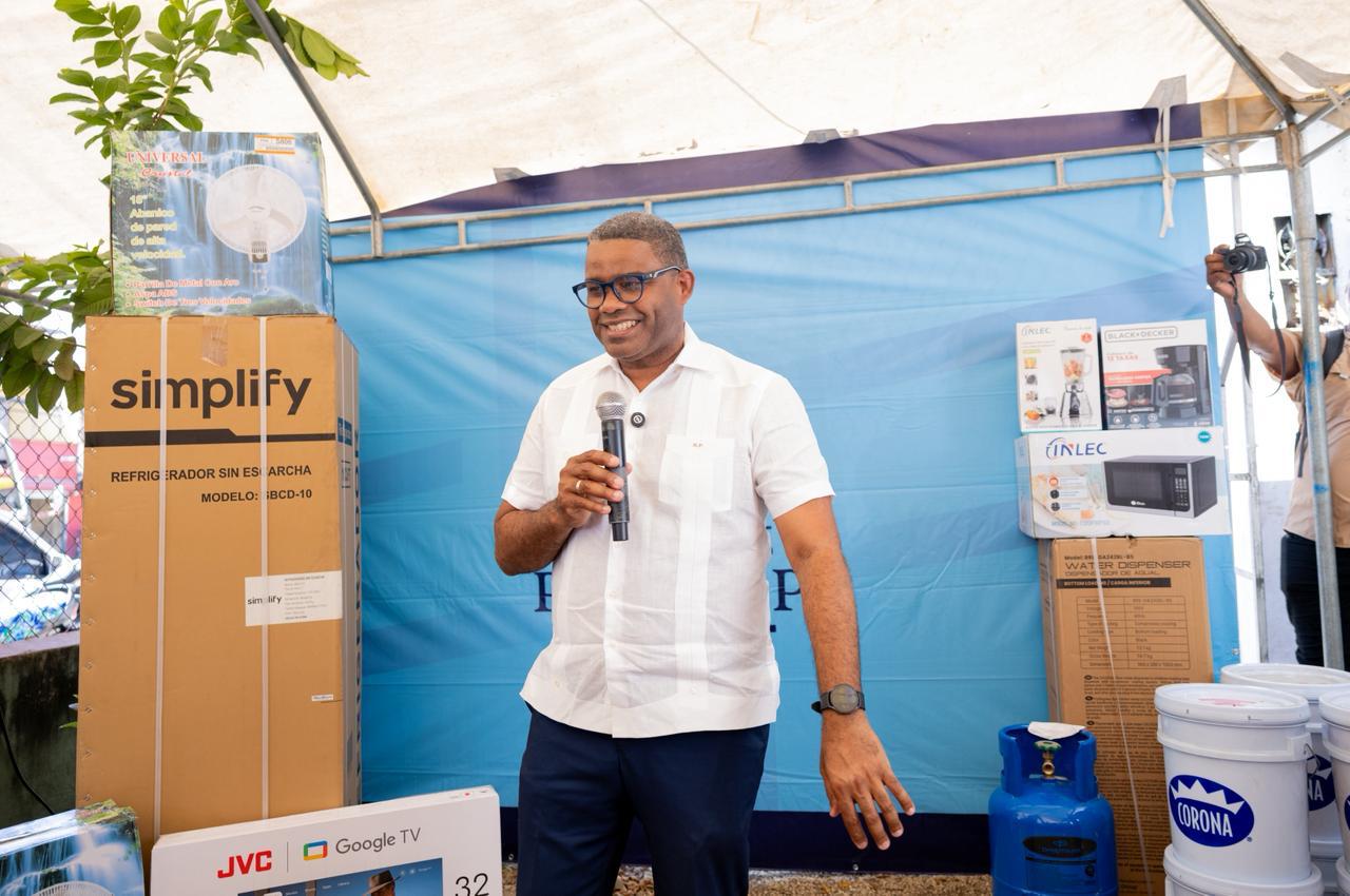 Propeep realiza donación de enseres a la Defensa Civil en el municipio Santo Domingo Oeste.