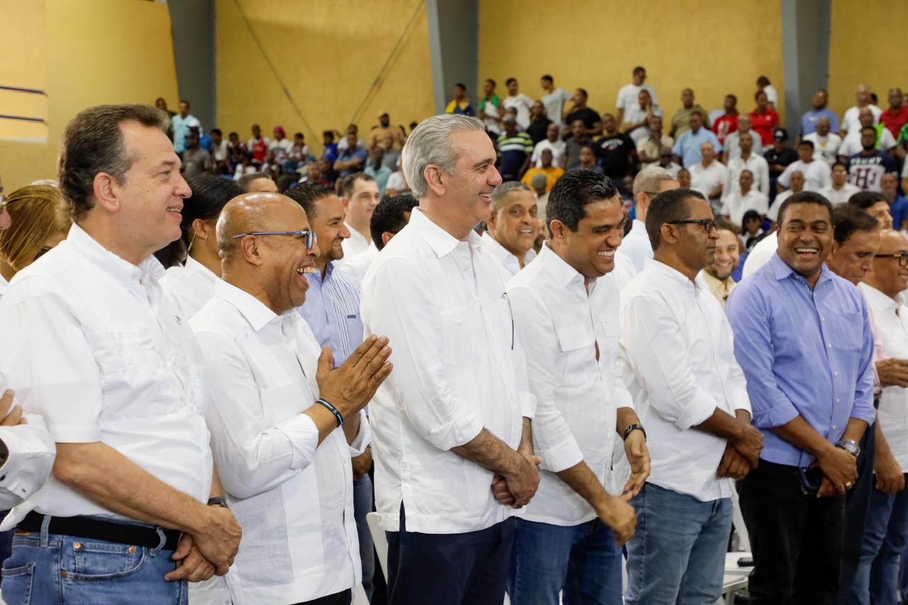 Presidente Luis Abinader entrega remodelado Club Los Cachorros.