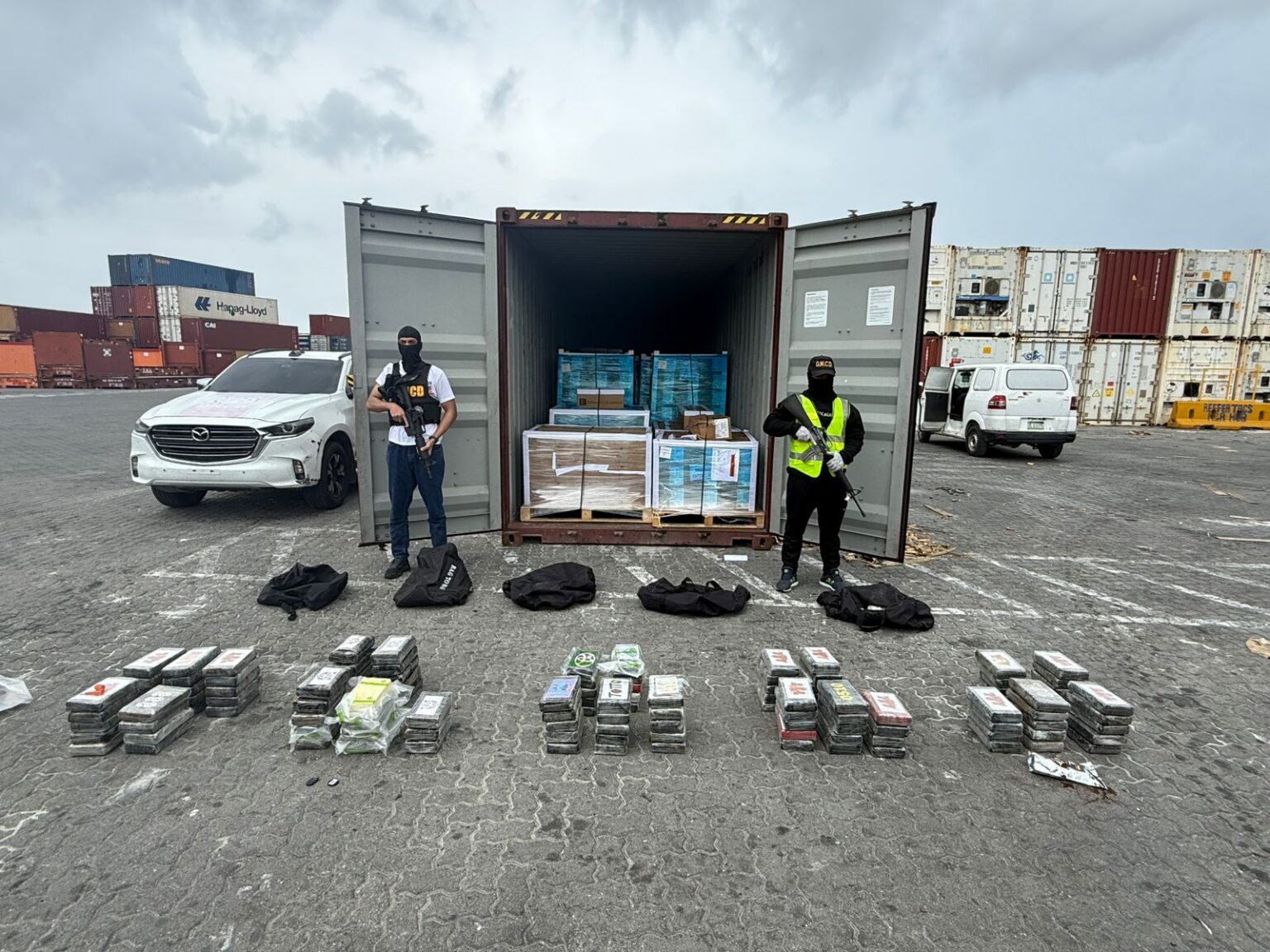PUERTO CAUCEDO: DNCD ATRAPA 120 PAQUETES DE COCAÍNA.