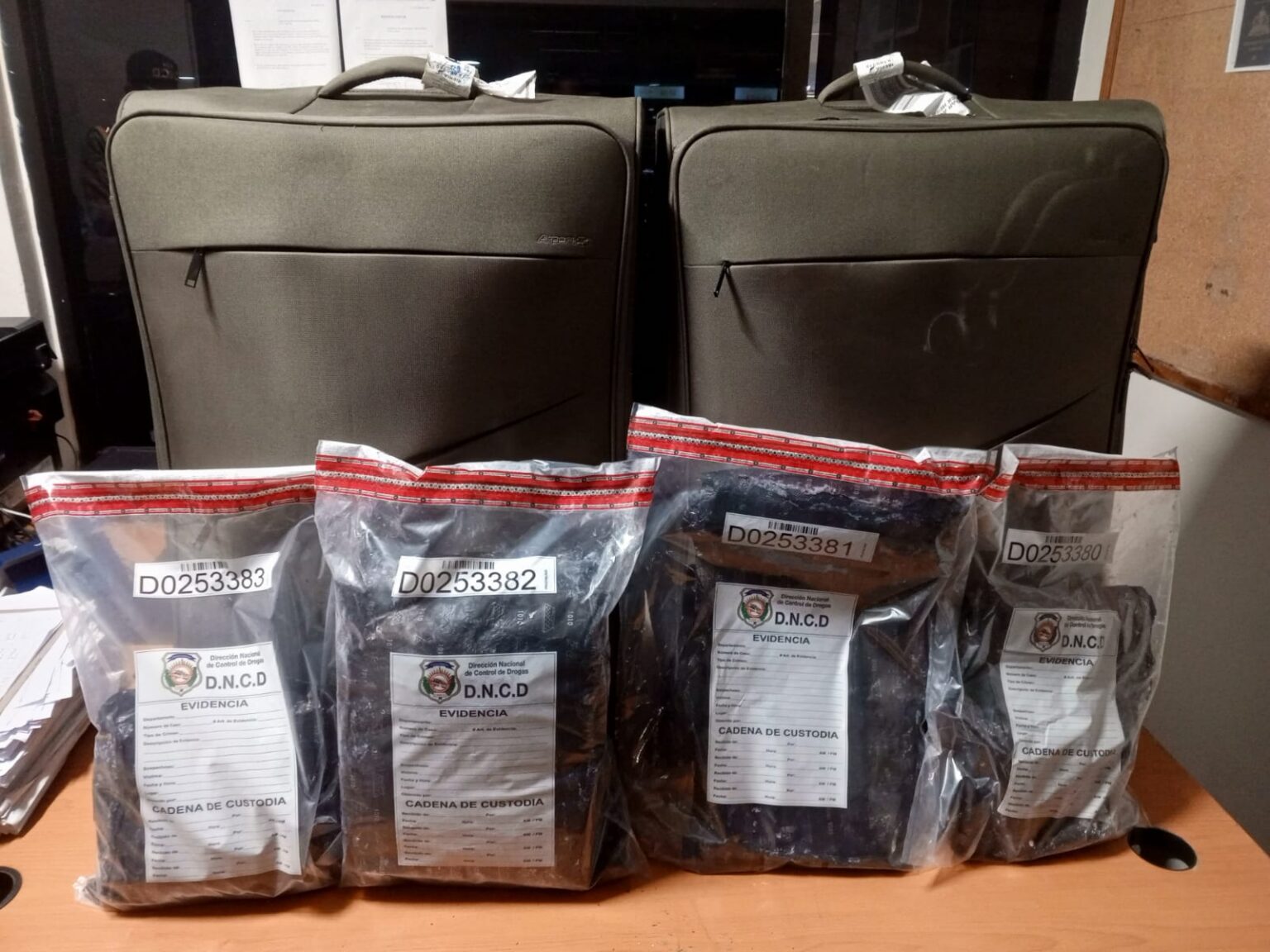 Impiden extranjera viaje con presunta cocaína oculta en doble fondo de su equipaje.