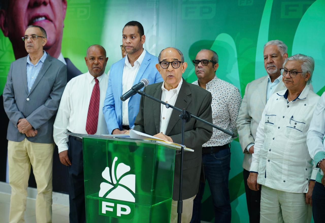 FP acusa al PRM de convertir la excepción en regla para contratar obras millonarias y evadir controles.