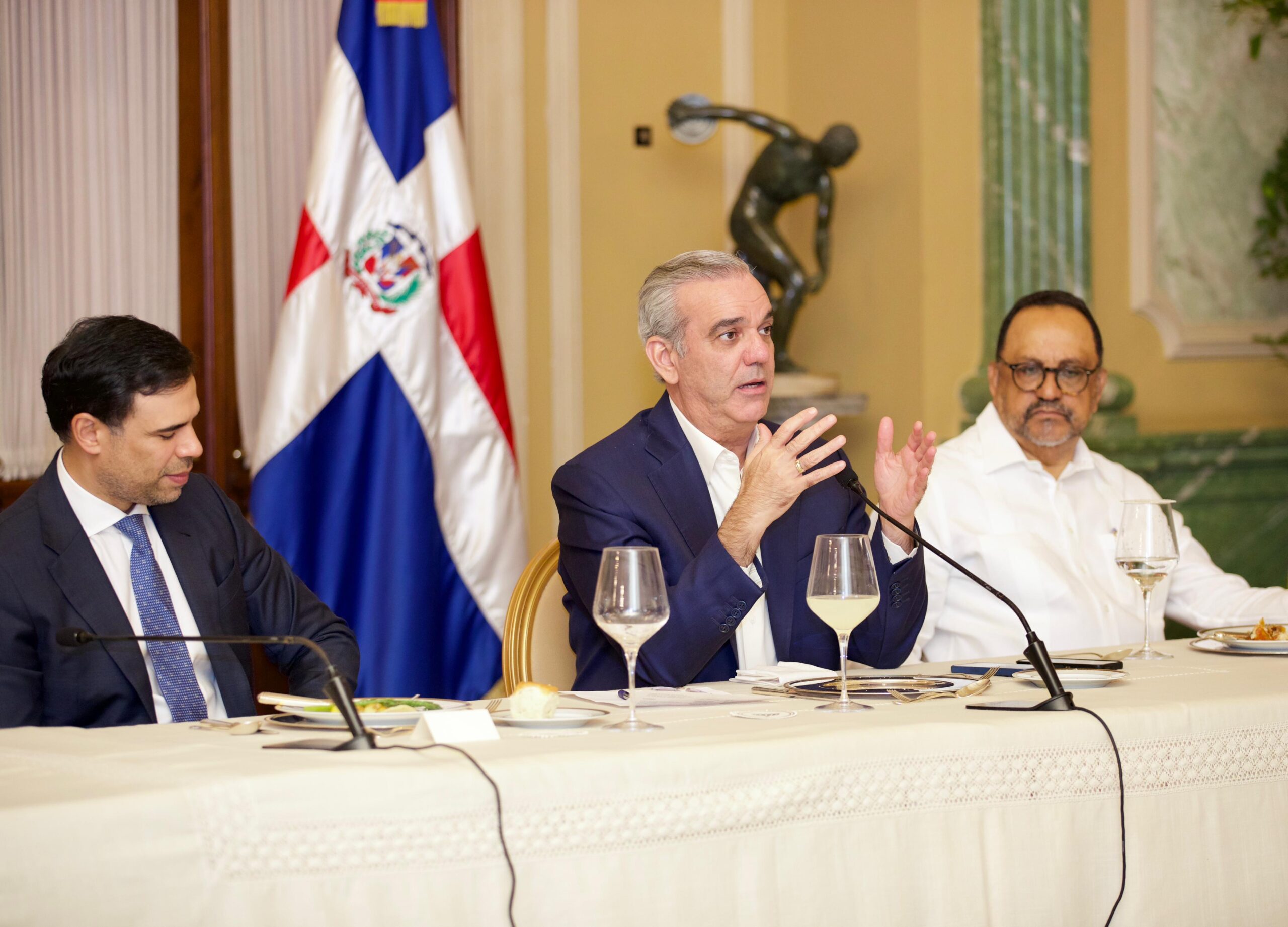 Gobierno anuncia licitación para rescatar el Teatro Agua y Luz.