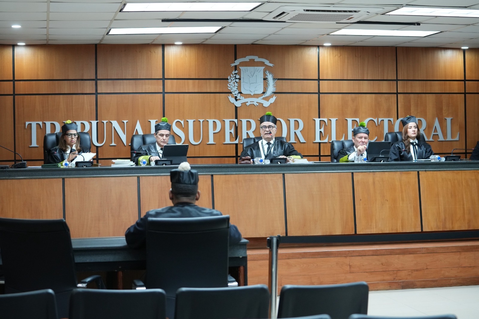 TSE declara la incompetencia de oficio para conocer de la solicitud de suspensión de proceso eleccionario.