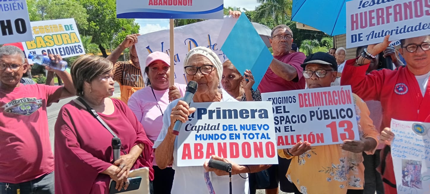 Comunidad de Villa Duarte realiza protesta pacífica para exigir soluciones a sus principales problemáticas .