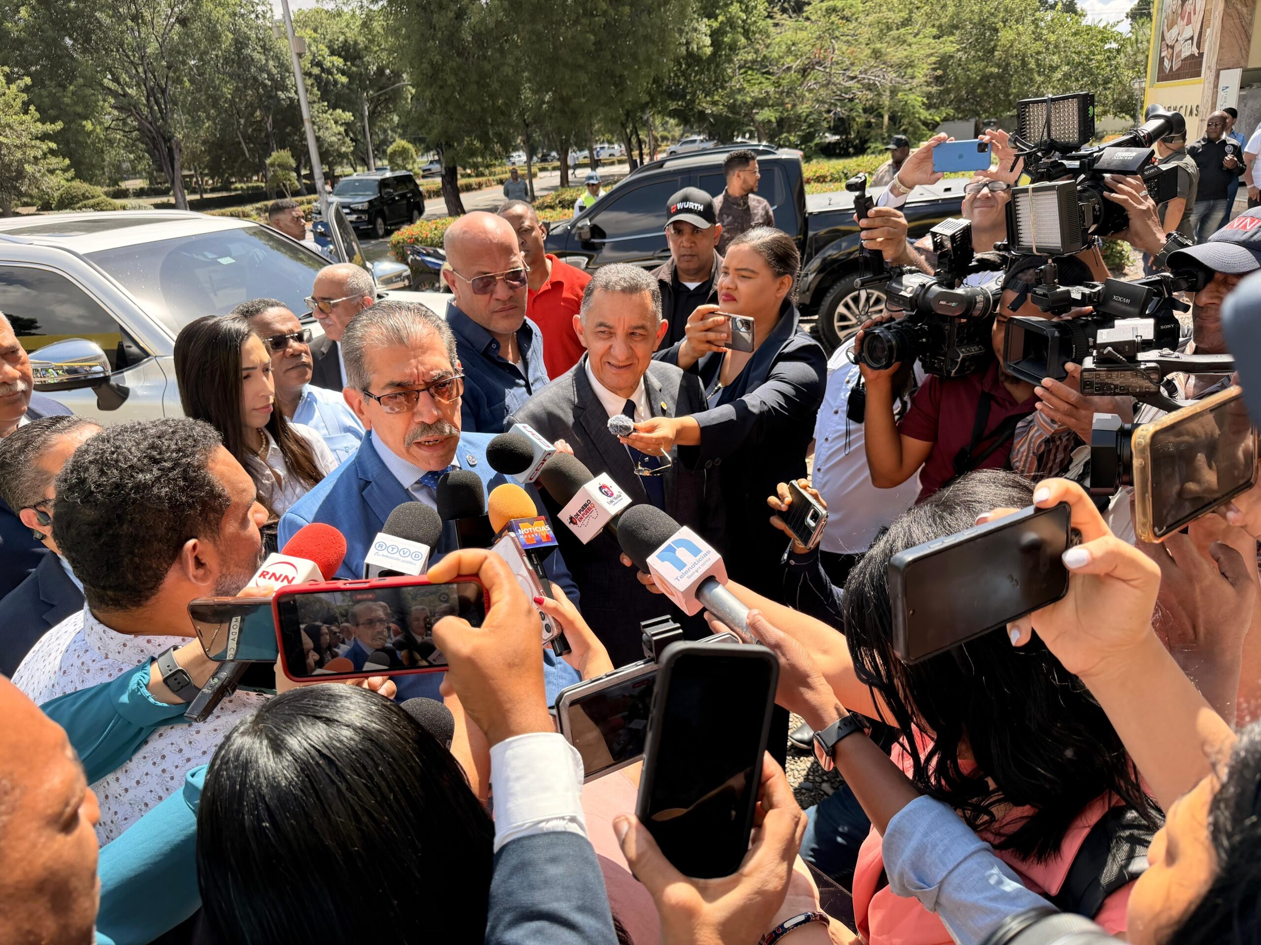 Jorge Asjana David ejerce el voto y llama a fortalecer la democracia universitaria en la UASD.
