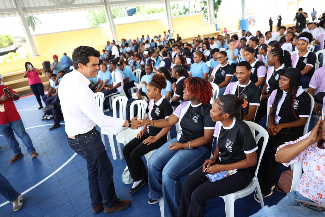Wellington Arnaud socializa con estudiantes y fuerzas vivas de Boca Chica proyecto de saneamiento del municipio .