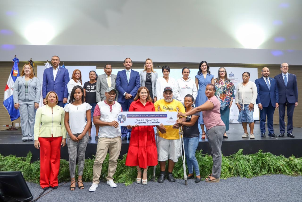 Gobierno y PNUD presentan proyecto seguros paramétricos para proteger hogares Supérate ante fuertes lluvias y huracanes.