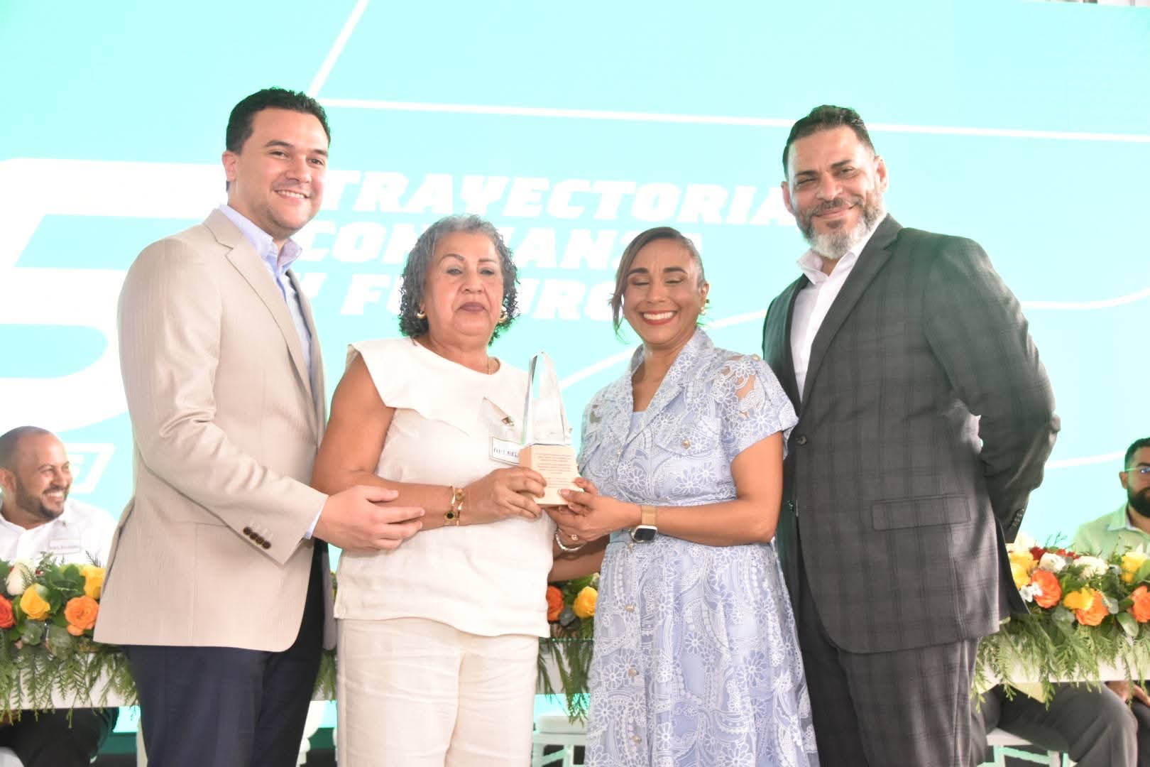 Instituciones del sector económico y empresarial resaltan solidez de Coopunión al festejar 25 aniversarios.