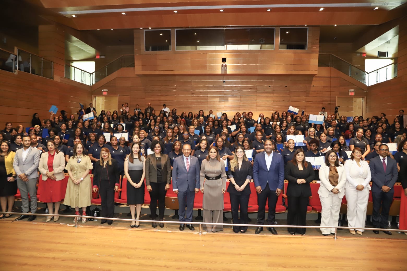 Supérate y Conape gradúan más de 200 personas cuidadoras de personas adultas mayores en el Gran Santo Domingo.