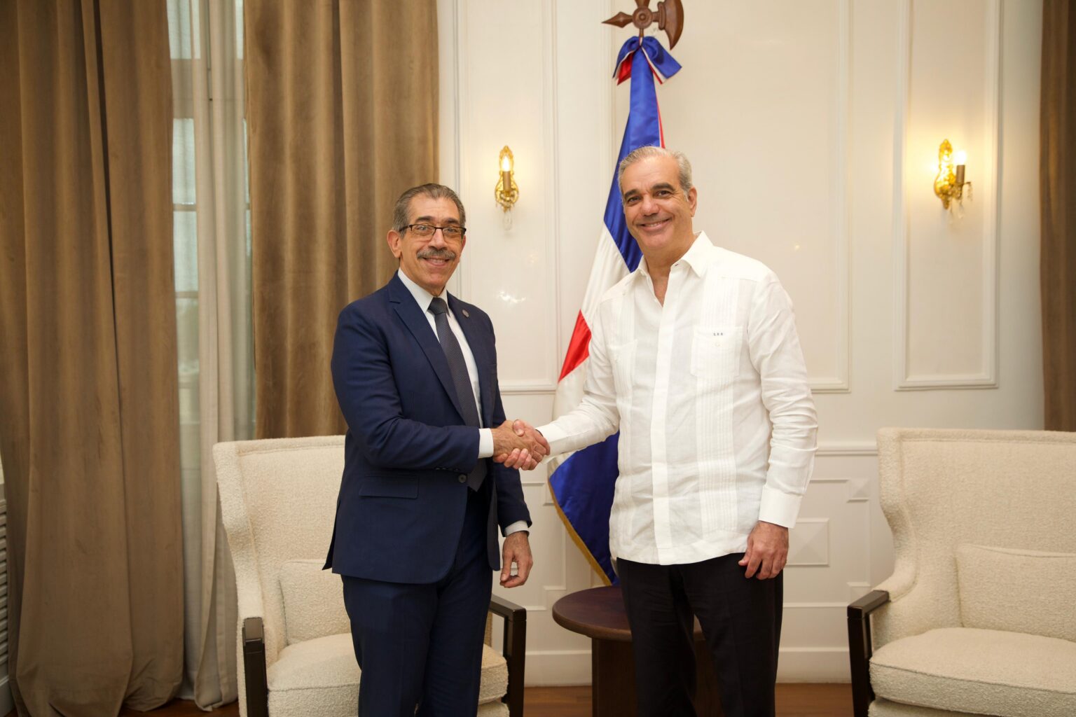 Presidente Abinader recibe al rector electo de la UASD.