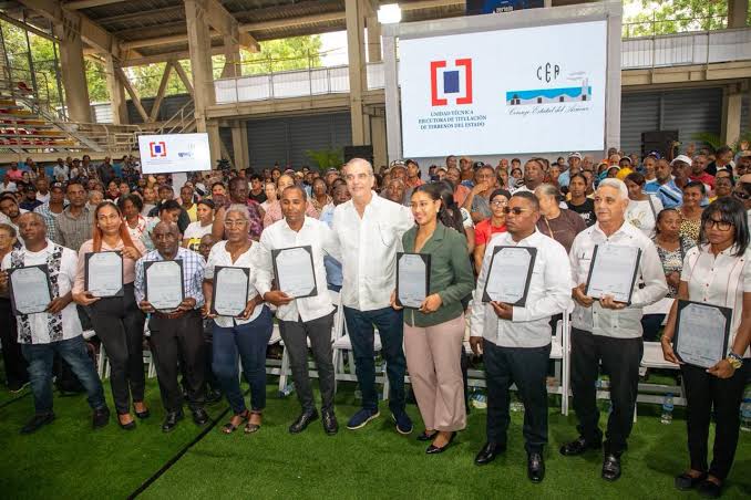 Presidente Abinader entrega 1,099 títulos de propiedad .