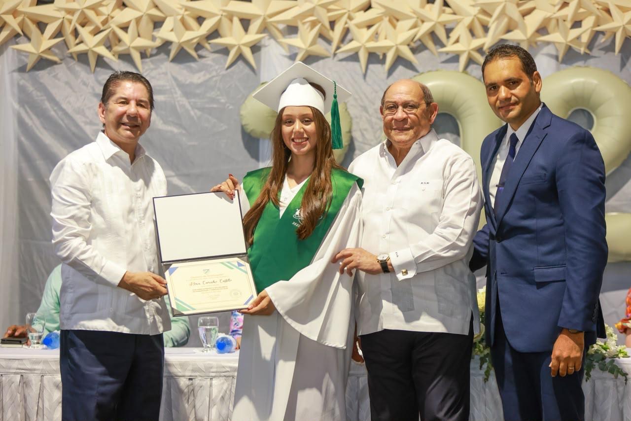 Liceo Científico Doctor Miguel Canela Lázaro celebra su XI graduación .