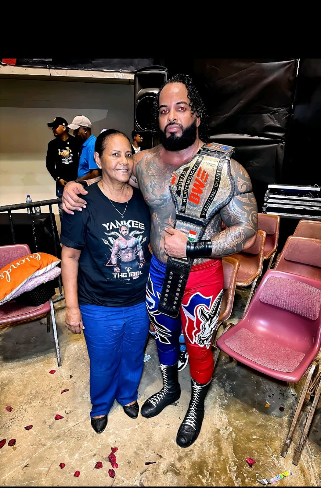 Luchador profesional Carlos “Yankee” Cabrera, denuncia presunta negligencia médica tras la muerte de su madre.