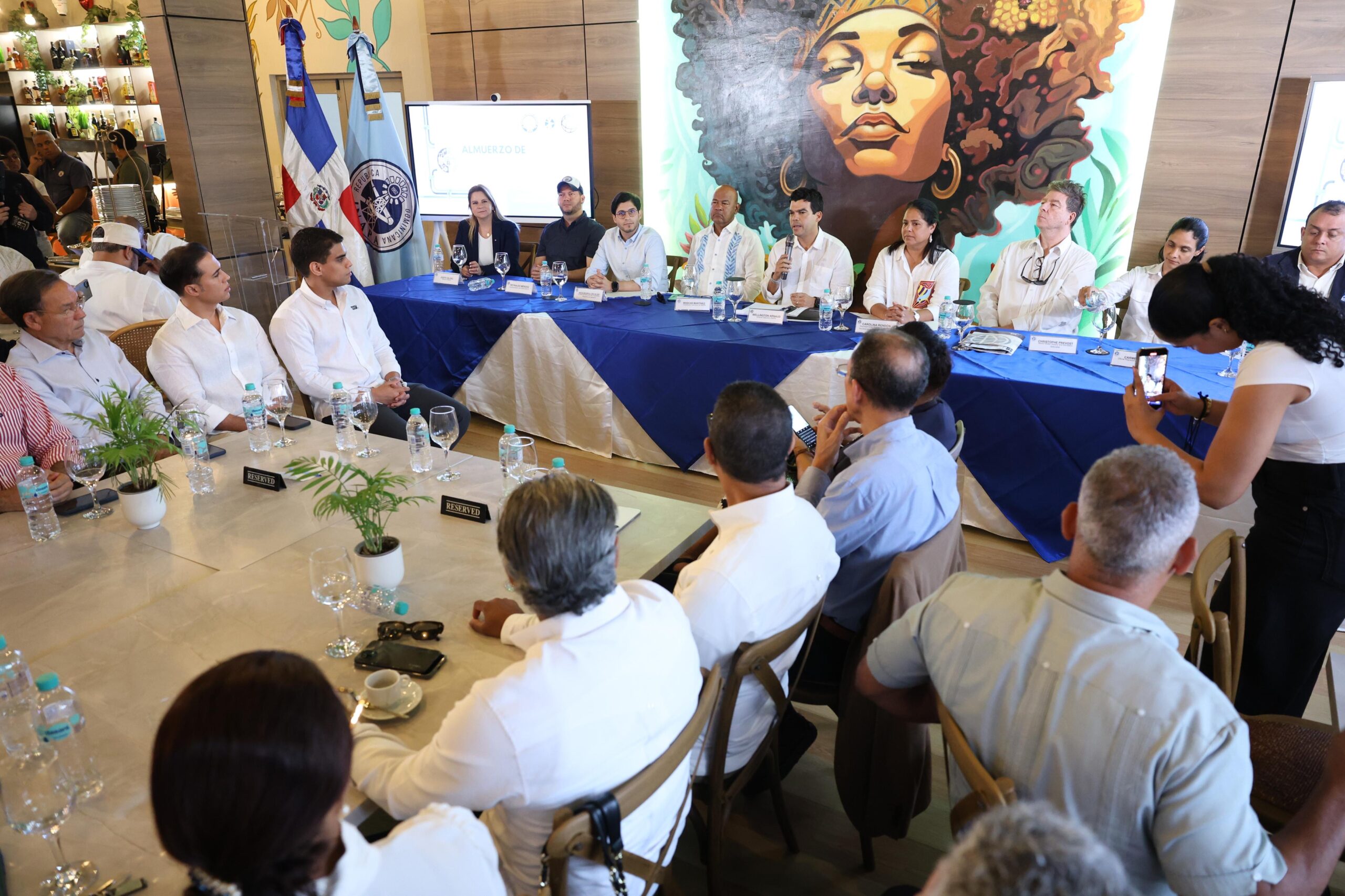 Wellington Arnaud y el Banco Mundial socializan con fuerzas vivas avances del proyecto de agua potable.