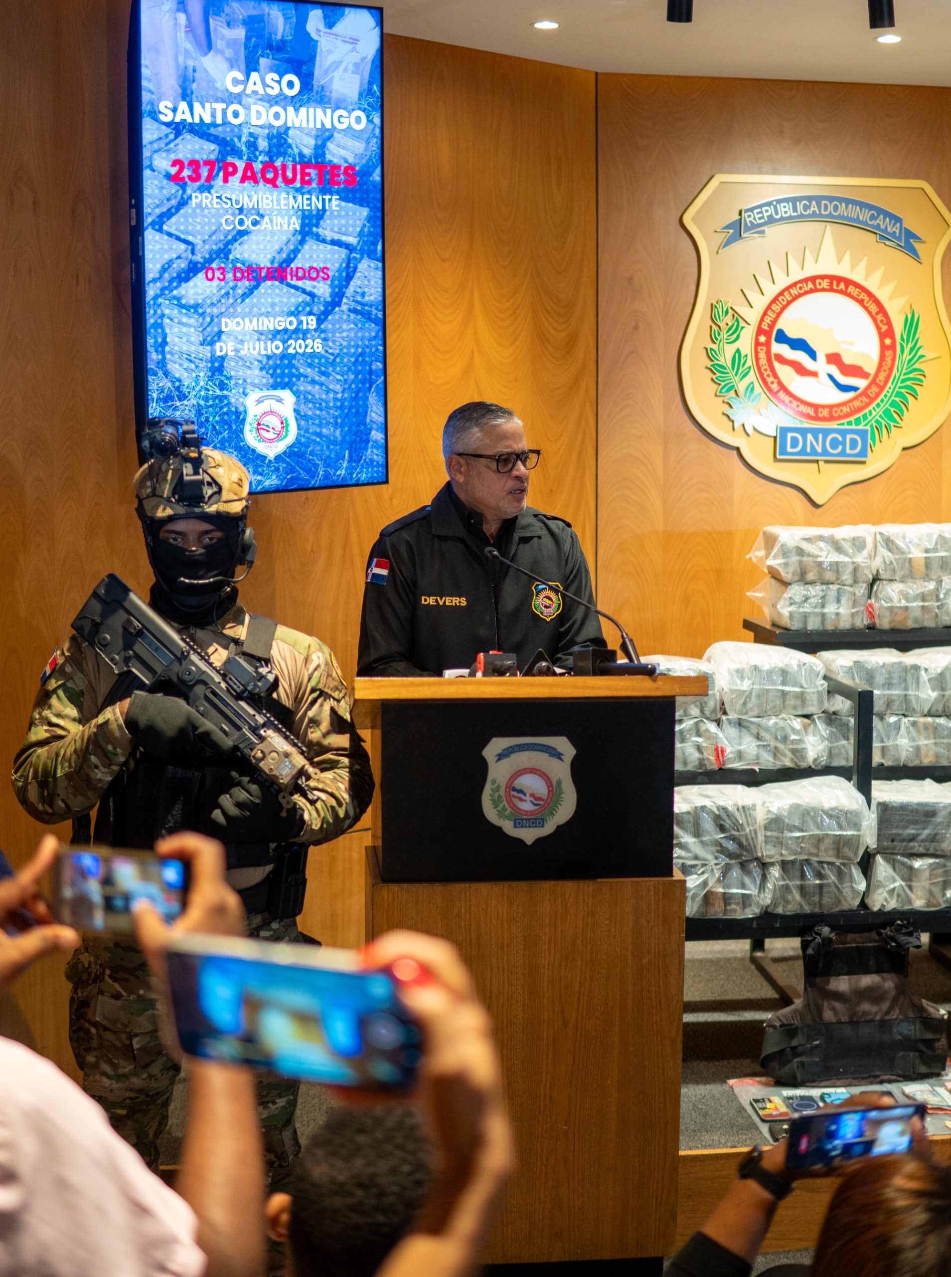 DNCD ARRESTA TRES HOMBRES E INCAUTA 237 PAQUETES DE PRESUNTA COCAÍNA DURANTE PERSECUCIÓN EN SANTO DOMINGO.