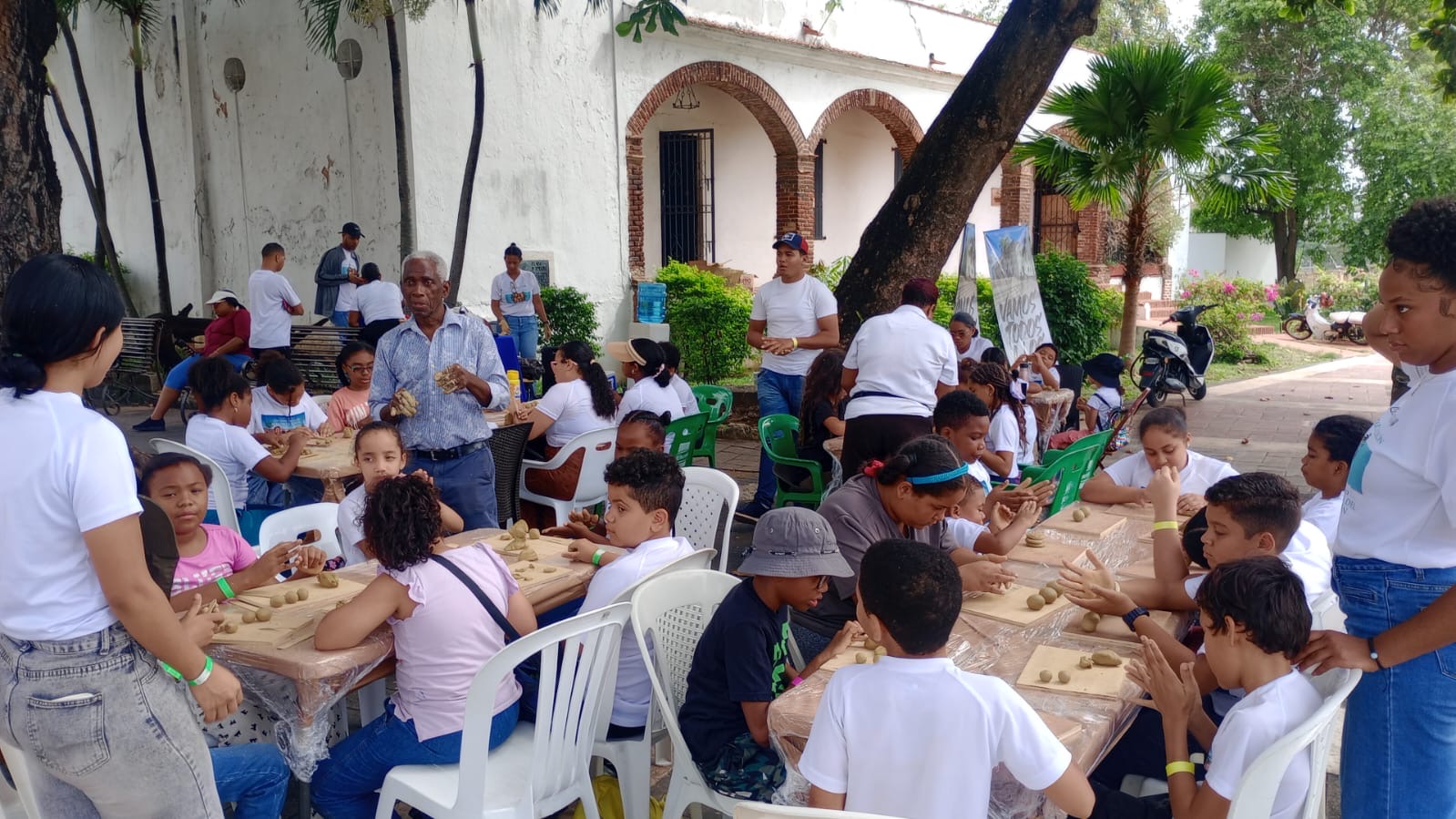 Campamento Los Exploradores del Alcázar de Colón fortalece la creatividad infantil con taller de modelado en barro.