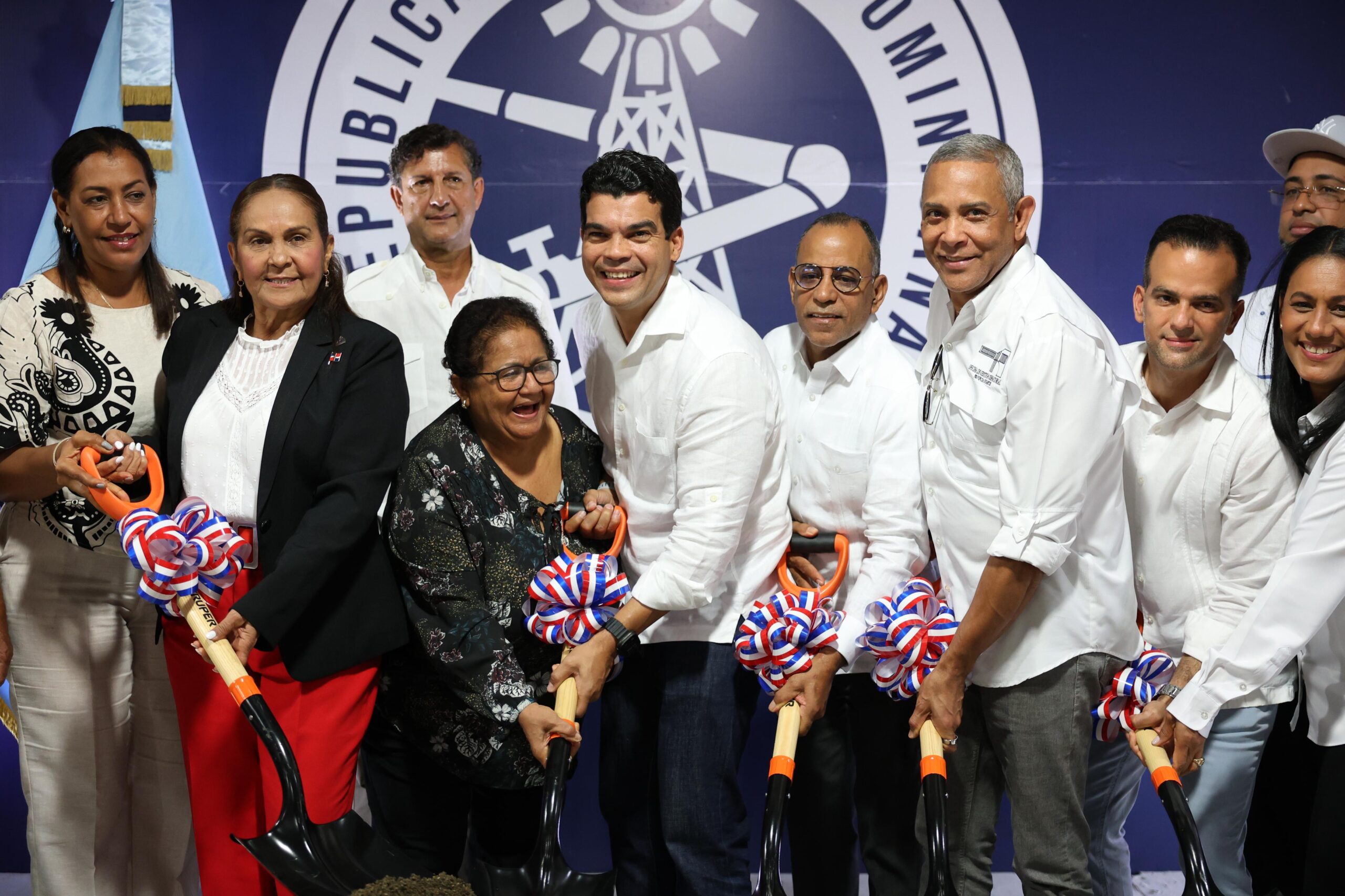Wellington Arnaud deja iniciados trabajos de construcción del alcantarillado sanitario de Boca Chica.