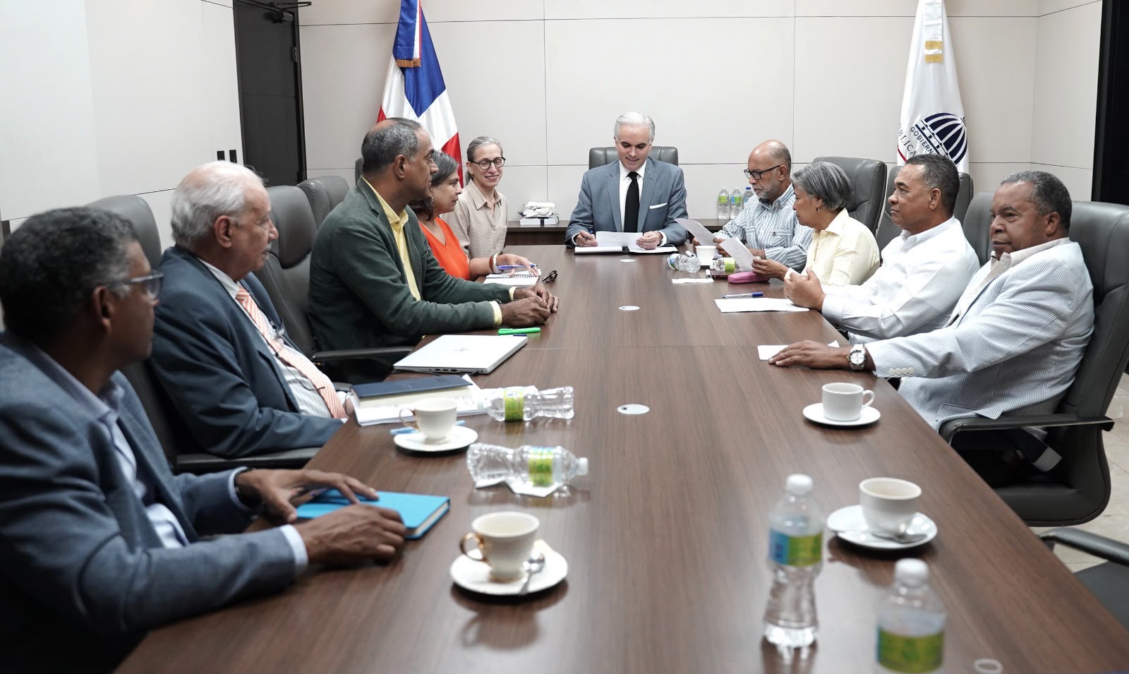Ministerio de Educación y ADP mantienen conversatorio.