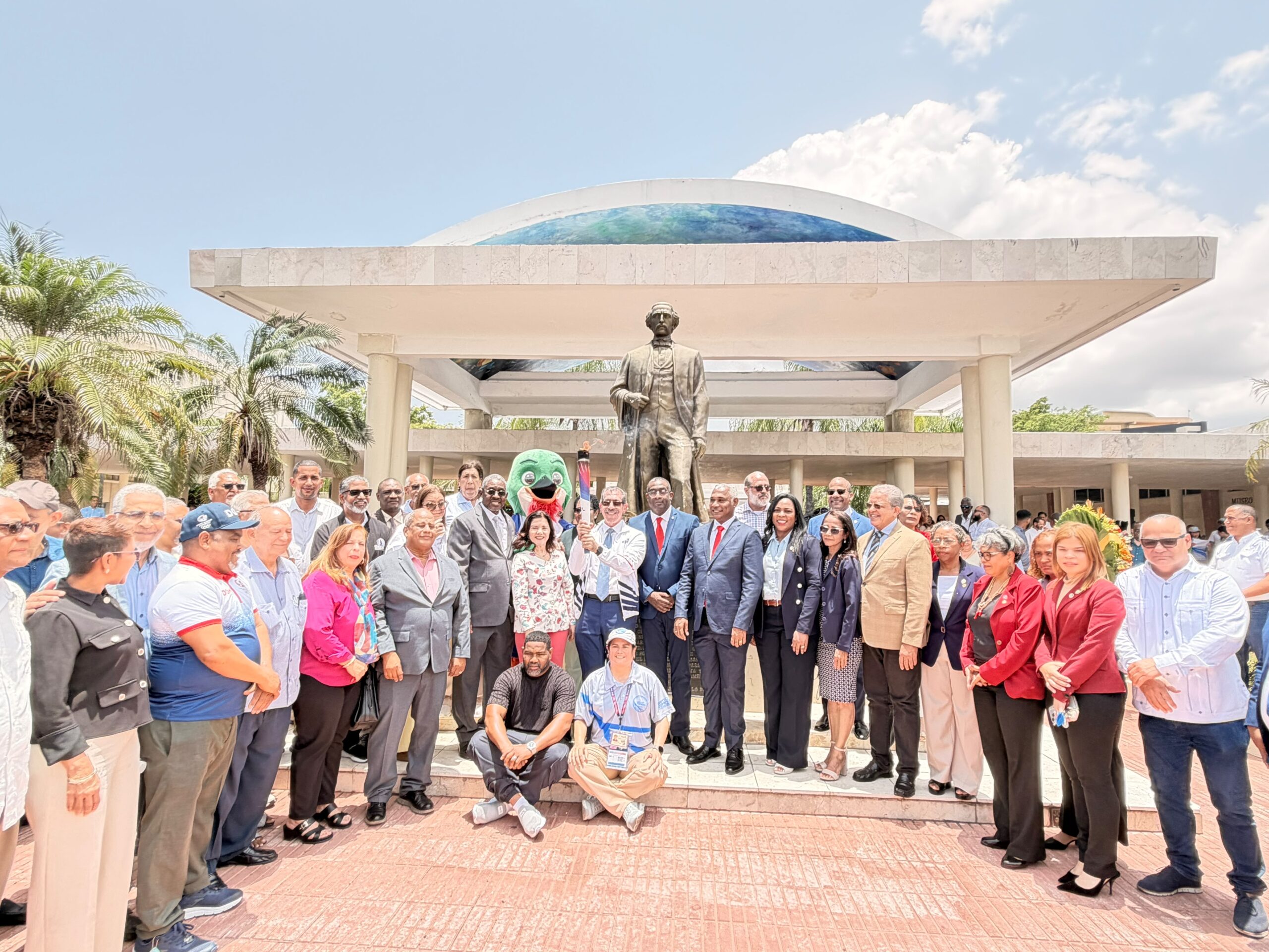 Rector Jorge Salomón Asjana David recibe la antorcha de los XXV Juegos Centroamericanos y del Caribe.