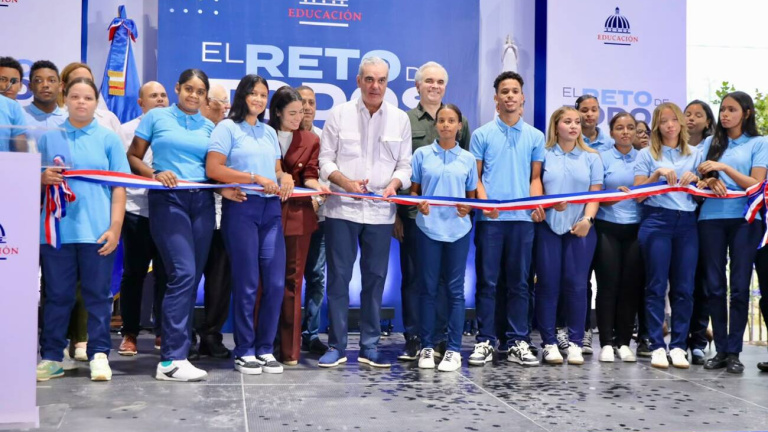 Presidente inaugura techado de Centro Educativo.