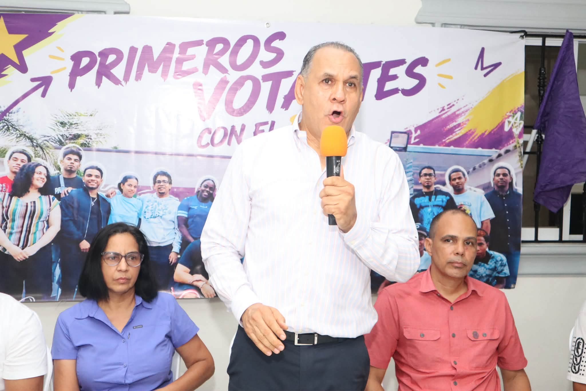 PLD juramenta nuevos votantes en la provincia Hermanas Mirabal.
