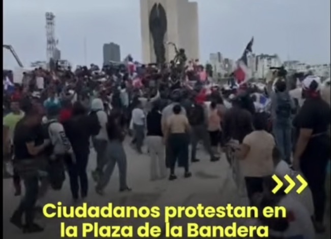 Protesta en la Plaza de la Bandera.