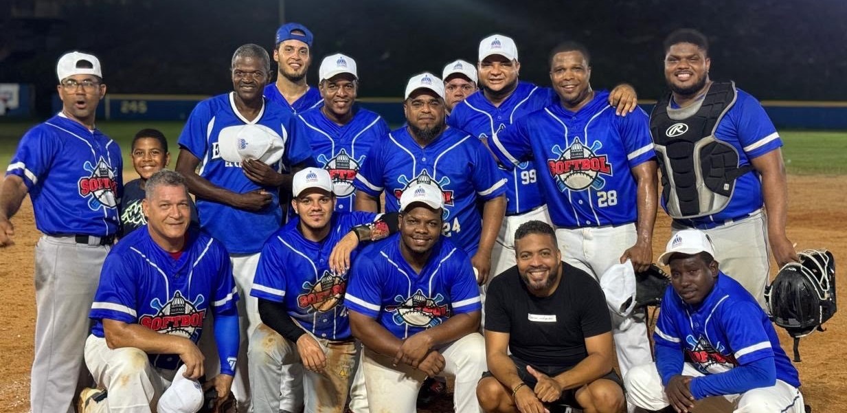 Ministerio de Trabajo remonta al Dintel y avanza a las semifinales del softbol gubernamental.