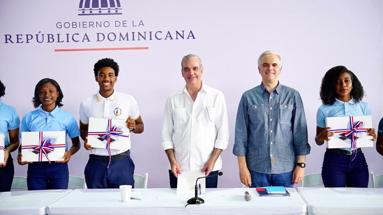 Presidente Abinader escucha inquietudes de estudiantes de Samaná y anuncia acciones.