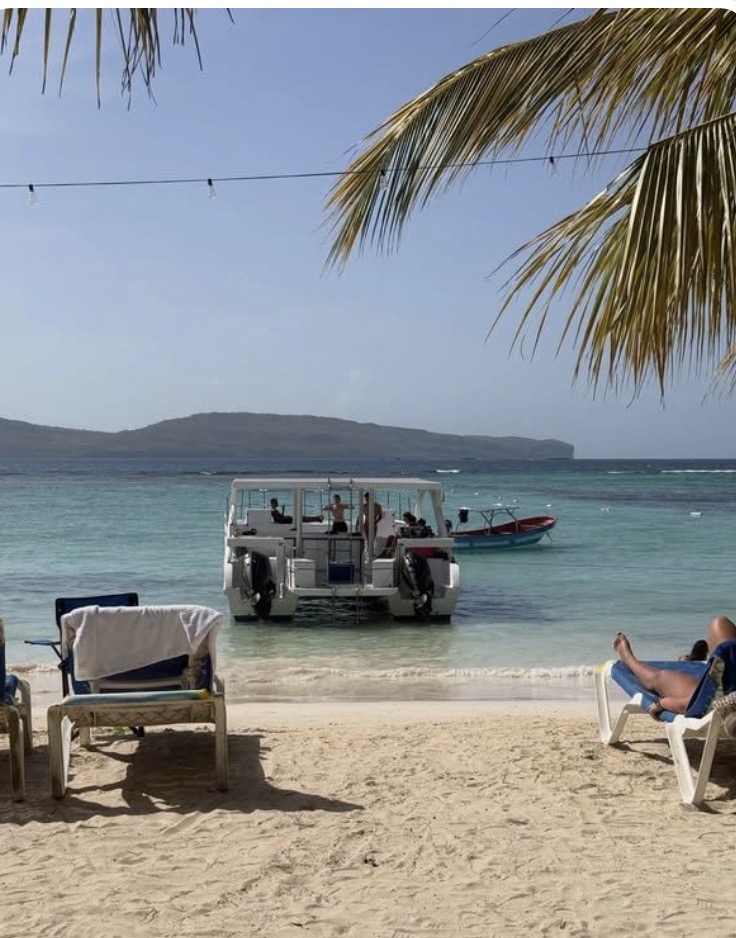 Esta violaciòn a la Ley se efectùa en el rostro del Sol.”LA PLAYITA, en Las Galeras ¿¿ y Turismo…??