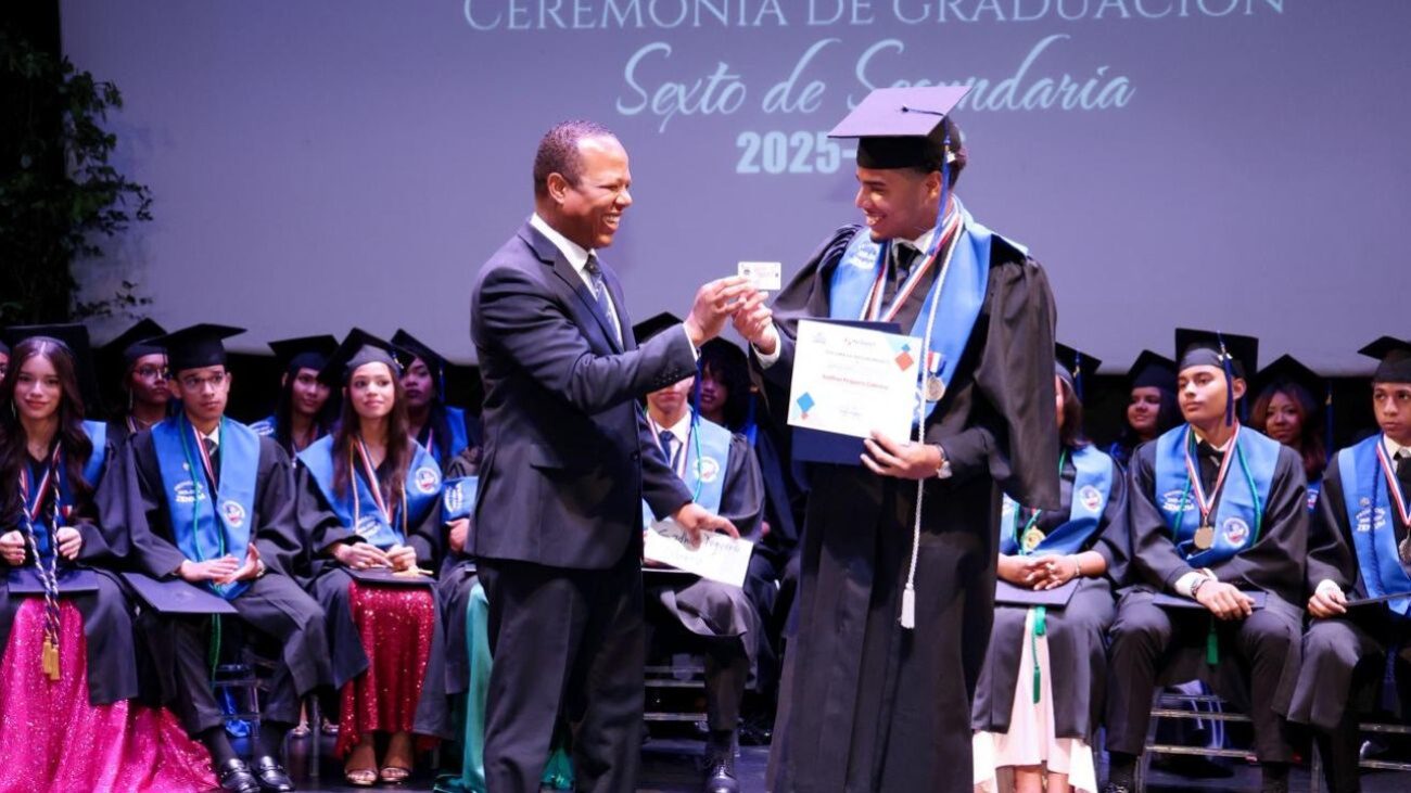 Intrant entrega carnets de aprendizaje .