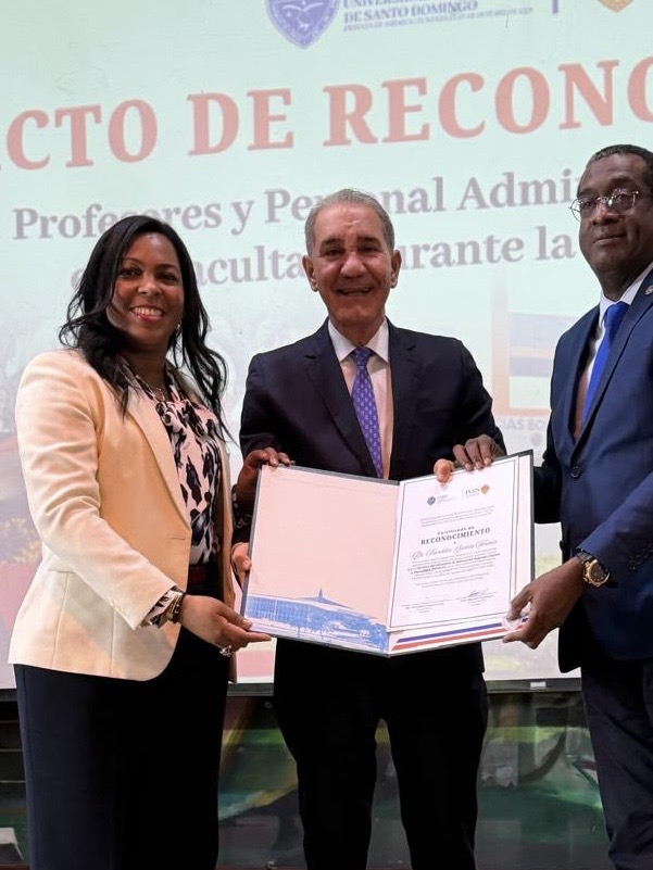 La UASD distingue a Franklin García Fermín por su legado en el fortalecimiento de la educación superior dominicana.