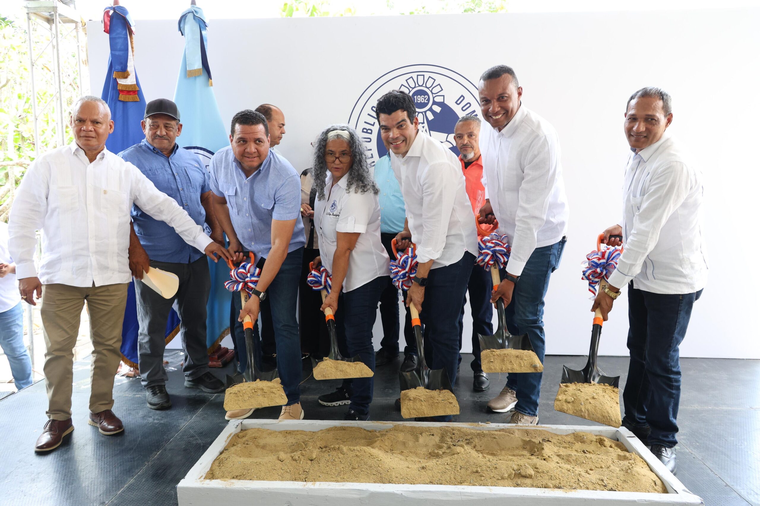 Wellington Arnaud inicia segunda etapa acueducto múltiple Sabana Iglesia, provincia Santiago.