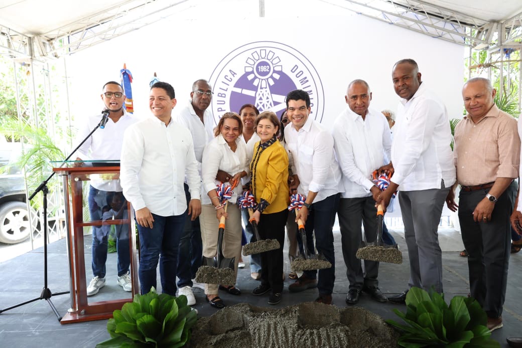 Wellington Arnaud inicia saneamiento cañada La Pava en Nizao, provincia Peravia.