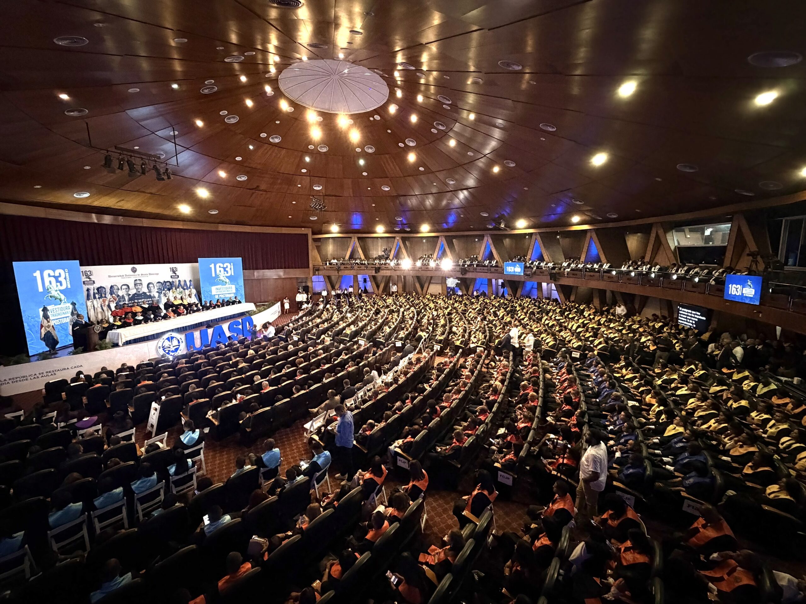 UASD gradúa a 1,058 profesionales de postgrado en el marco del 163.º aniversario de la Restauración.