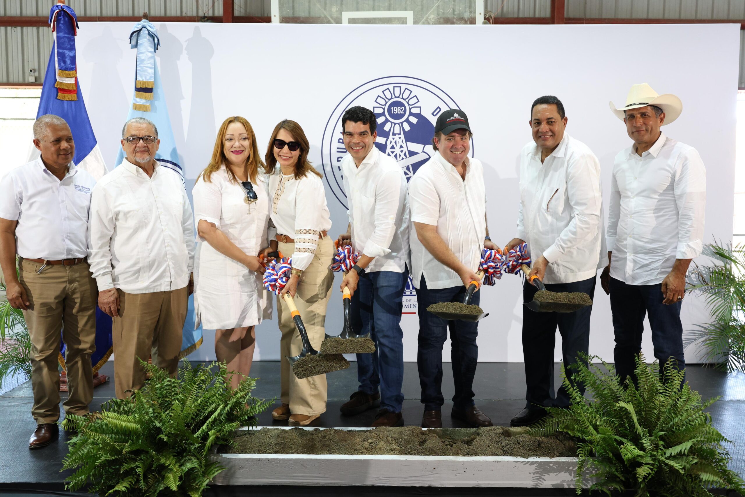 Wellington Arnaud deja iniciados trabajos de ampliación alcantarillado sanitario de Luperón, Puerto Plata.