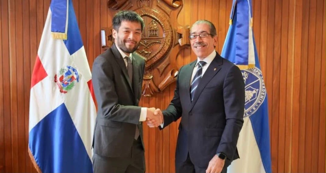 UASD fortalece sus vínculos científicos con Japón con la visita del físico Kazuo Tanaka.