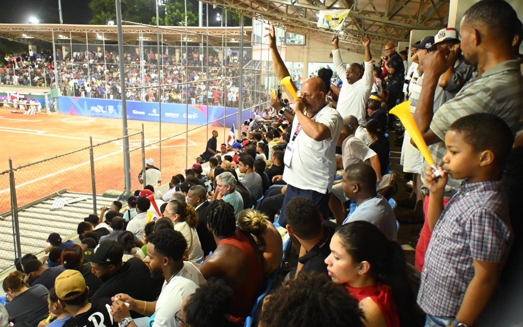 Multitud histórica y prevención ejemplar marcan el softbol femenino de Santo Domingo 2026.