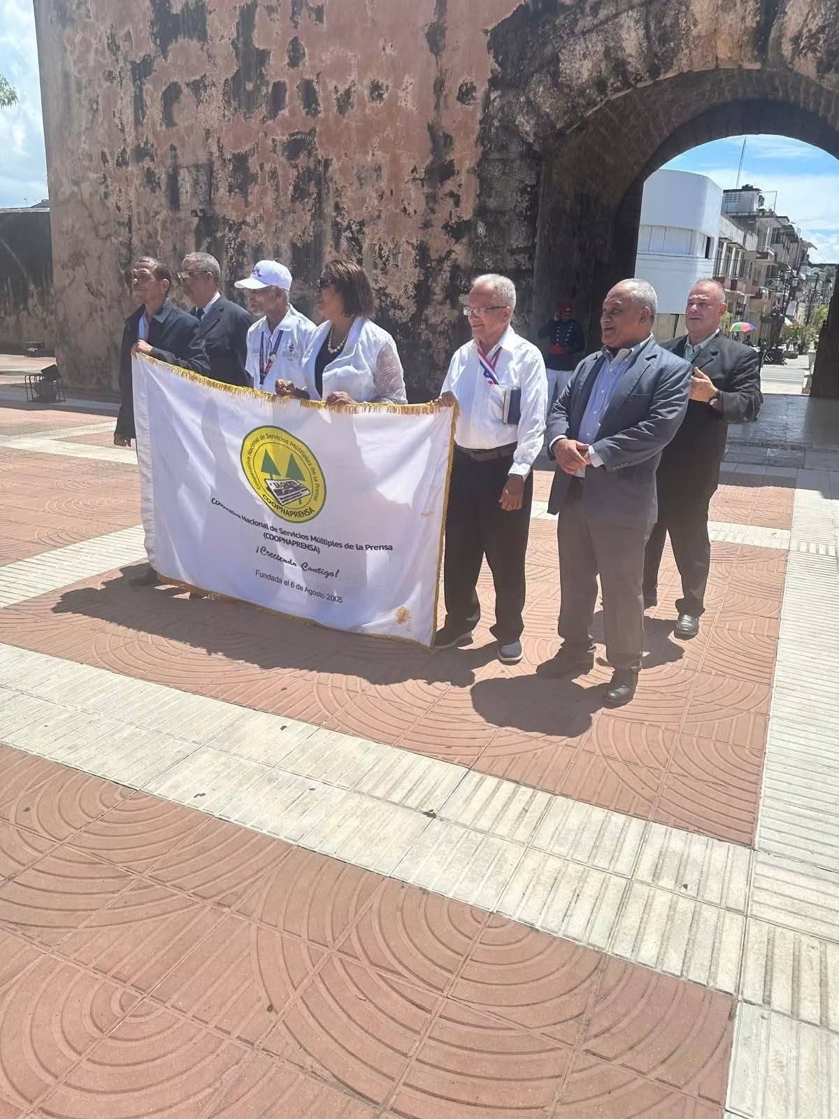 Coopnaprensa celebra misa y deposita ofrenda floral.