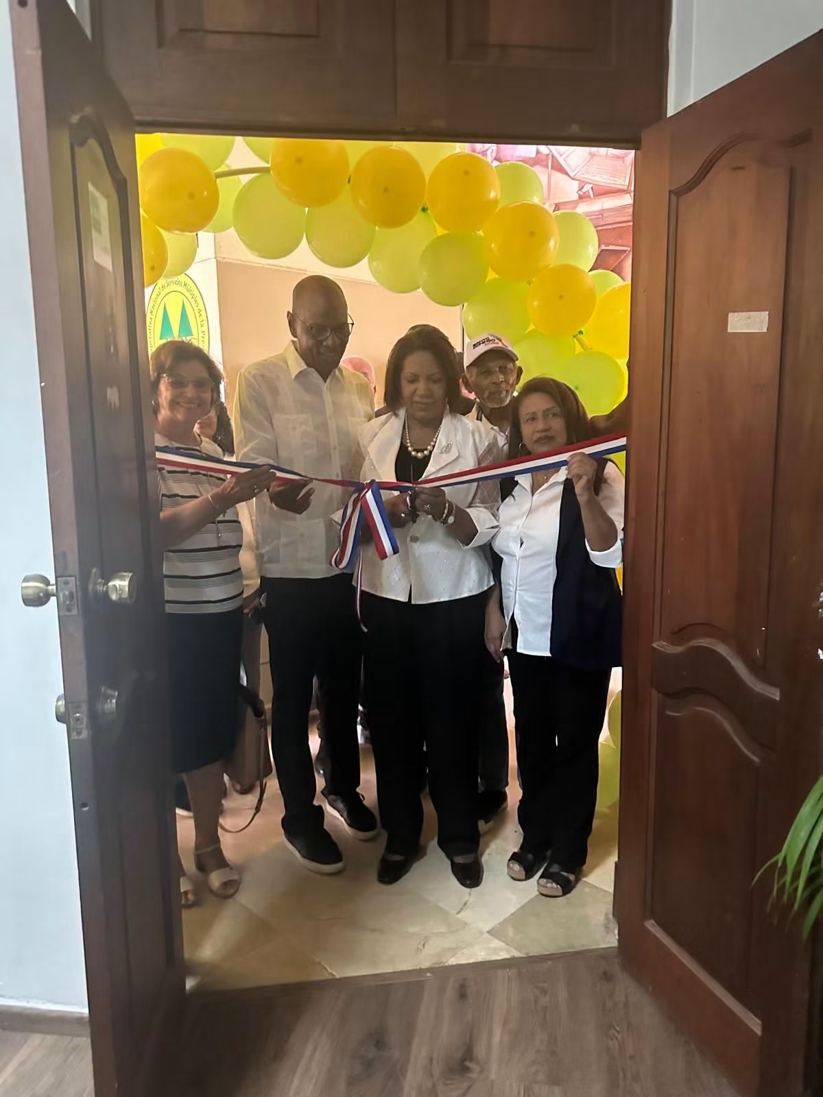 Coopnaprensa :con el corte de cinta se inicia  inauguración de nueva oficina .
