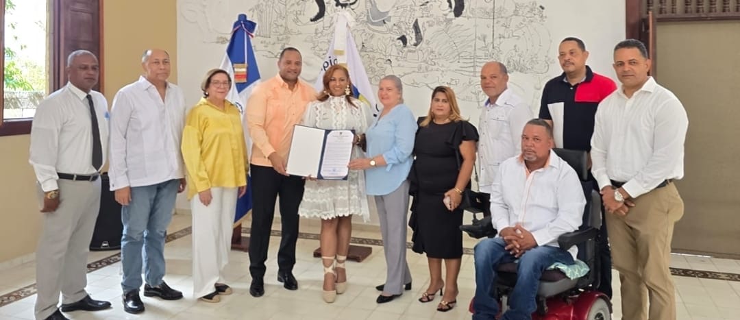 Alcaldía de Salcedo reconoce directora del hospital del Condado del Bronx, Cristina Contreras.