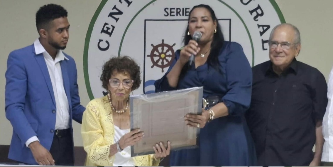 Diputada reconoce comunitaria por labor cultural al servicio de la sociedad.
