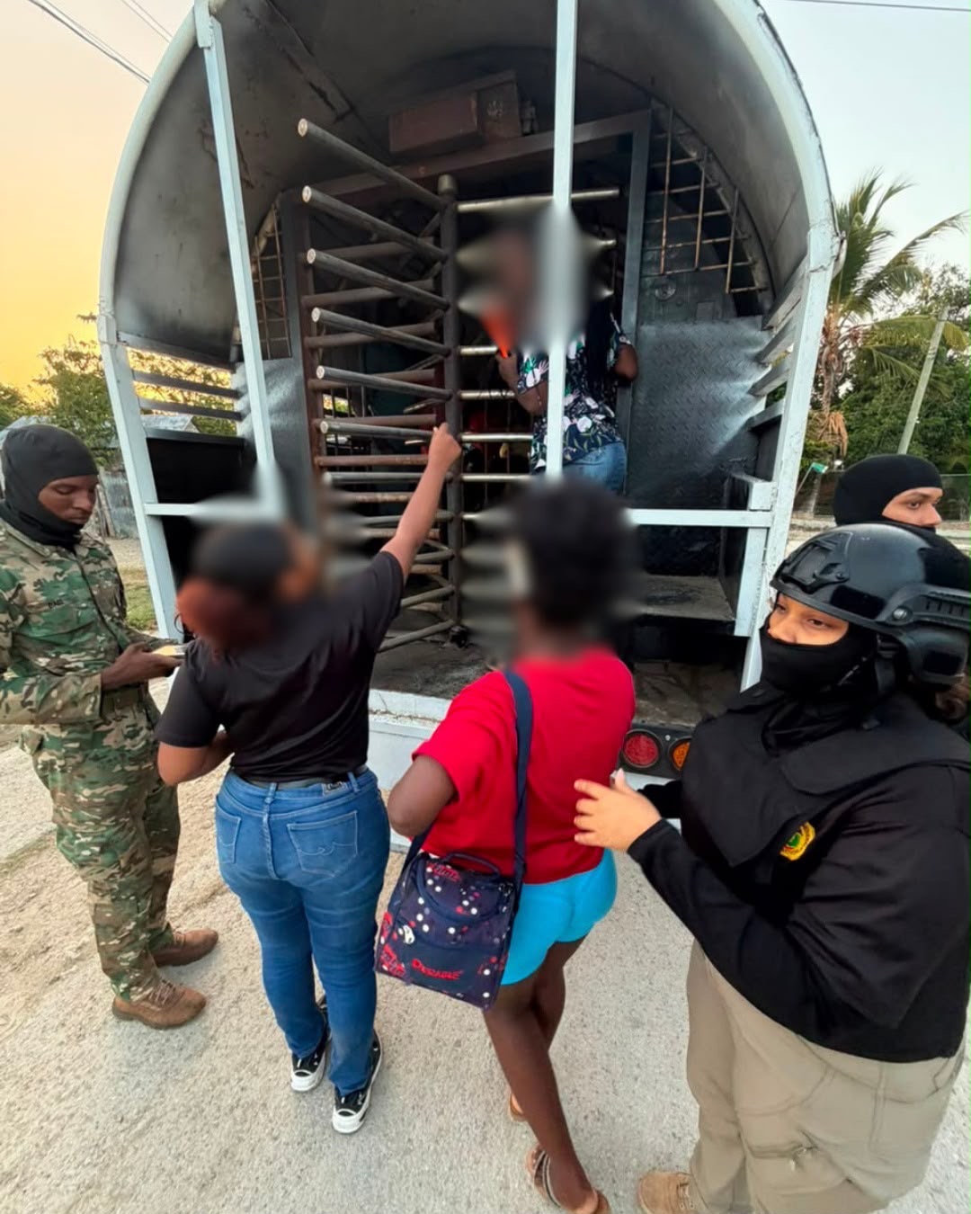 DGM detiene haitiano indocumentado con arma de fabricación casera “chilena”.