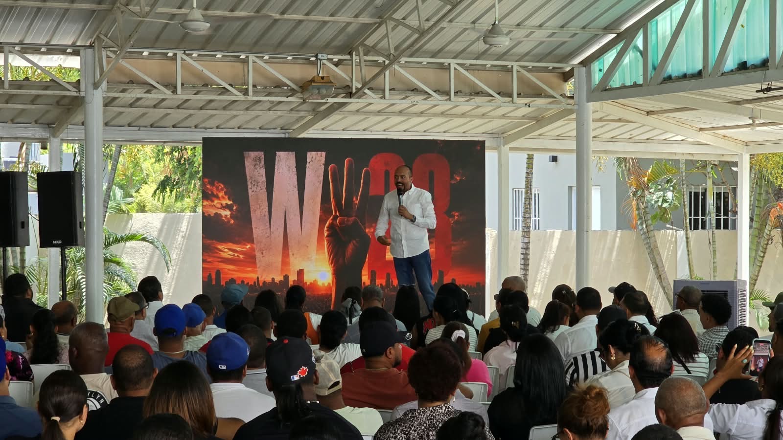 El equipo de Wellington Arnaud trabaja las estrategias de crecimiento para el Cibao Central.