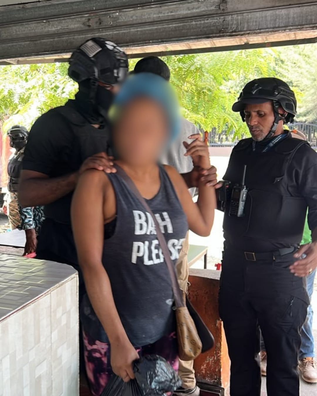 DGM detiene a 24 haitianos indocumentados durante operativos en comercios chinos.